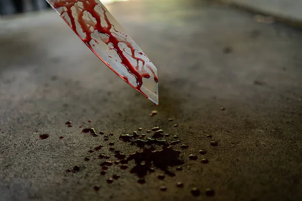 Detailní Záběr Nože Krvavými Skvrnami Kapáním Podlahu — Stock fotografie