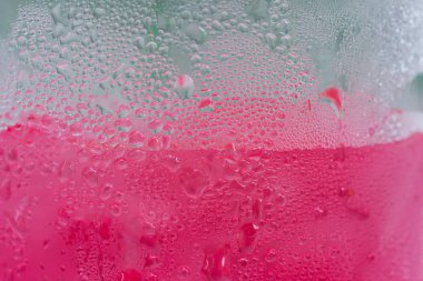 Soğuk buharı bir bardak suya yakın çekim