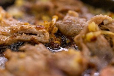 Tavadaki ızgara etin yakın plan fotoğrafları.