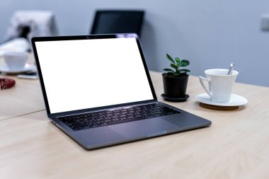 Not defterlerinin fotoğrafları ofisteki masanın üzerine yerleştirilmiş.
