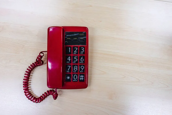 桌上挂着一张红色电话的照片 — 图库照片
