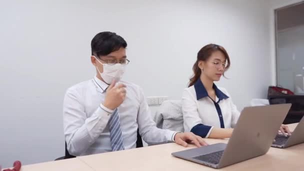 Footage Male Employees Sick Corona Virus Crisis — Stock video