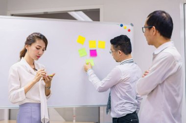 Yatırımcılar ofiste kaydedilen veriler hakkında konuşuyorlar, sabah birlikte buluşuyorlar, çevik konsept..