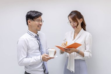 İş adamları tartışıyor ve notlar alıyor.