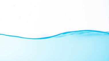 Su sıçrama ve dalgalanma beyaz arkaplanda izole