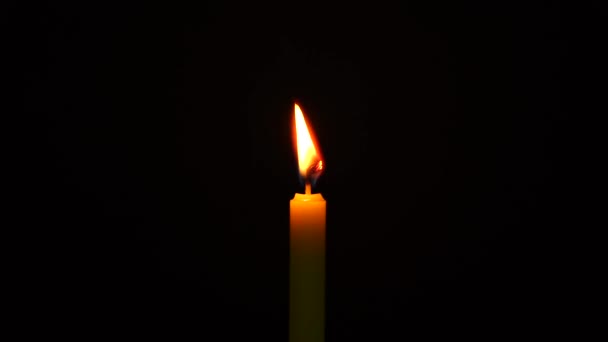 Filmaufnahmen Von Kerzenschein Vor Schwarzem Hintergrund — Stockvideo