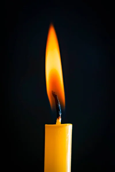 Nahaufnahme Einer Gelben Kerze Vor Schwarzem Hintergrund — Stockfoto