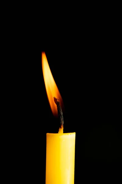 Nahaufnahme Einer Gelben Kerze Vor Schwarzem Hintergrund — Stockfoto