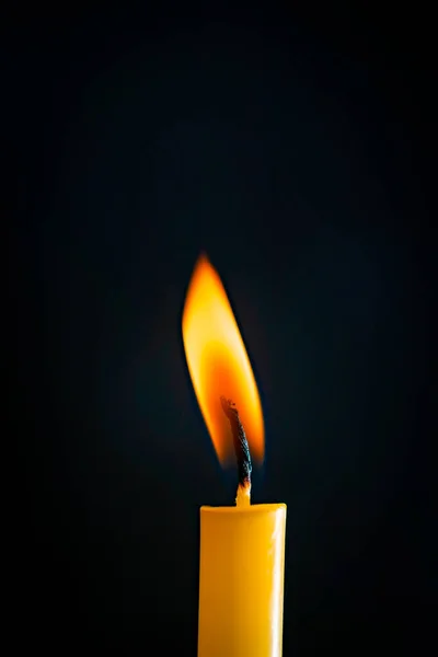 배경에서 빛나는 노란색 촛불의 — 스톡 사진