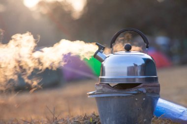 Çaydanlıktan çıkan suyun ve sabah güneşinin fotoğrafları..
