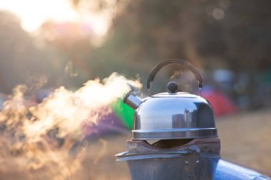 Çaydanlıktan çıkan suyun ve sabah güneşinin fotoğrafları..