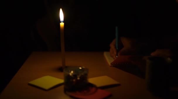 Beelden Van Het Kaarslicht Nacht Mensen Die Tafel Schrijven — Stockvideo