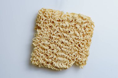 Hazır erişte küpleri ve beyaz arka plan yakın çekim görüntüsü