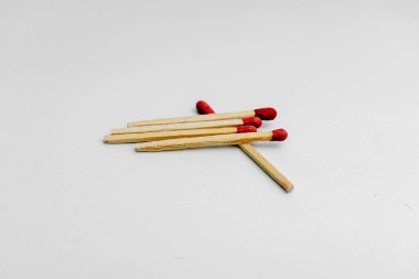 Beyaz arka planda istiflenmiş bir kibritin yakın plan çekimi.