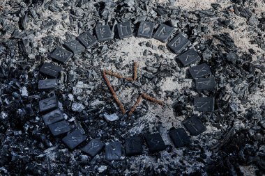 24 İskandinav rünü çemberinin içinde kül üstüne İskandinav Rünü Pertho.