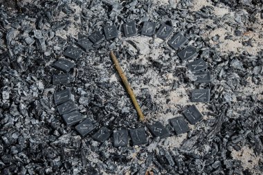 İskandinav rünü İsa, 24 İskandinav rününden oluşan çemberin içinde küle dönmüş.