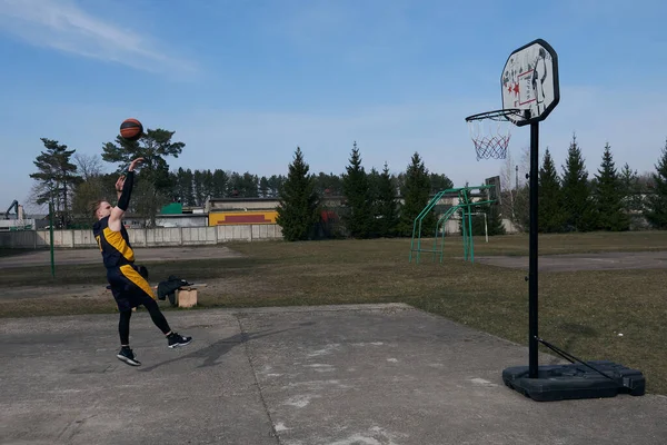 Foto Jovem Jogador Basquete Praticando Campo Desportivo Com Árvores Fundo — Fotografia de Stock