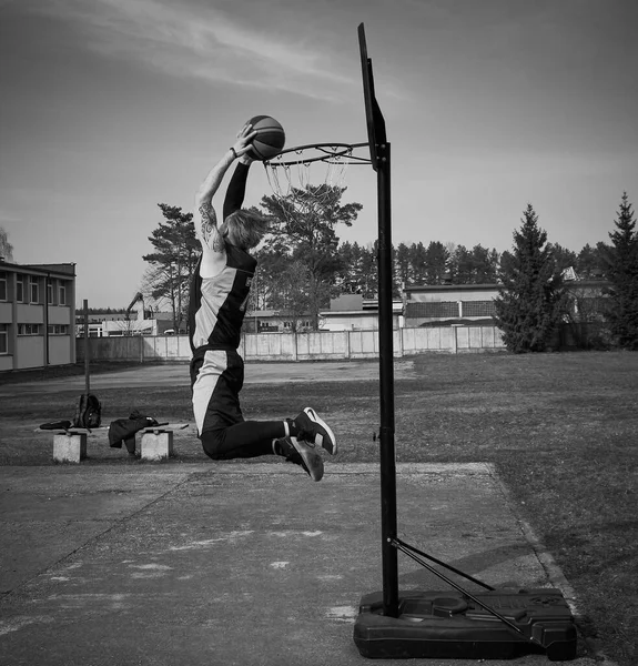 Basketbal Straatspeler Maakt Een Achterste Slam Dunk Schoolplein Achtergrond — Stockfoto