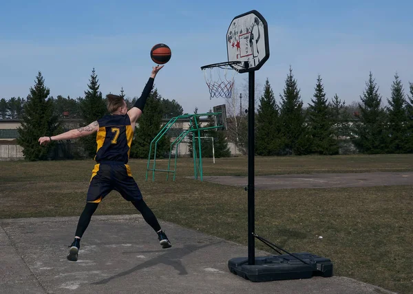 Basketbalspeler Sprong Gooit Bal Mand Een Jonge Atleet Speelt Een — Stockfoto