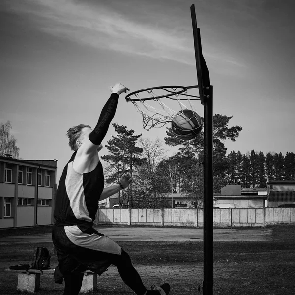 Young Man Jumping Making Slam Dunk Playing Streetball Urban Authentic — Stock Photo, Image