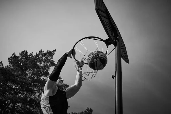 Joven Saltando Haciendo Slam Dunk Jugando Streetball Sol Árbol Fondo —  Fotos de Stock