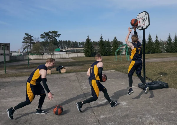 Foto Van Een Jonge Basketbalspeler Die Het Sportveld Oefent Met — Stockfoto