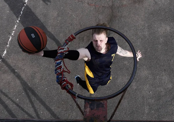 Een Jonge Man Die Basketbal Buiten Speelt Sportterrein Met Lange — Stockfoto