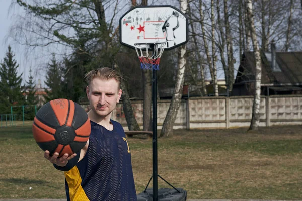 Retrato Jogador Basquete Jovem Mostrando Bola Chão Esporte Com Árvores — Fotografia de Stock