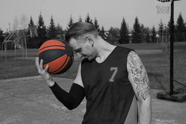 Retrato Jovem Jogador Basquete Pressionando Bola Sua Testa Campo Esportes — Fotografia de Stock