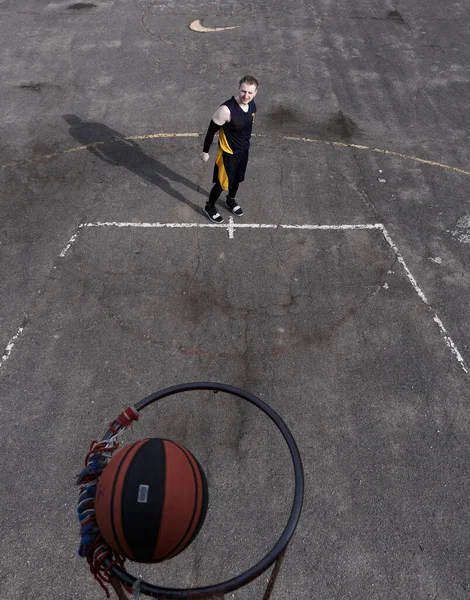 Een Jonge Man Die Basketbal Buiten Speelt Sportterrein Met Lange — Stockfoto