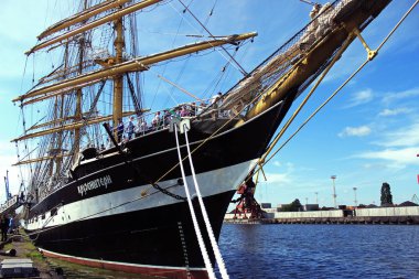 Yelkenli denize açılmadan önce limanda