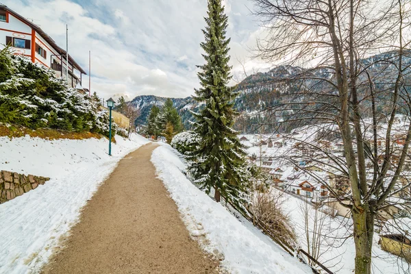 Promenade Enneigée Avec Vue Sur Village Alpin — Photo