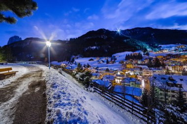 İtalya'da bir Alp Köyü gece manzara