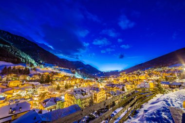 İtalya'da bir Alp Köyü gece manzara