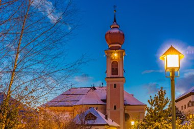 alacakaranlıkta İtalya'da alp köyünde kilisenin saat kulesi