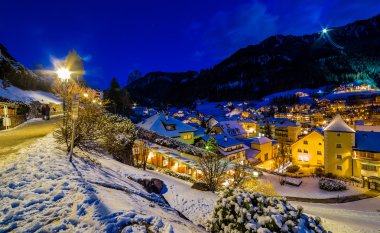 İtalya'da bir Alp Köyü gece manzara