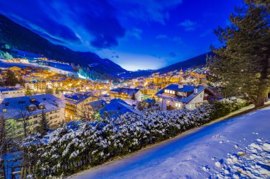 İtalya'da bir Alp Köyü gece manzara