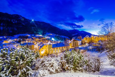 İtalya'da bir Alp Köyü gece manzara