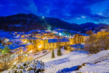 İtalya'da bir Alp Köyü gece manzara