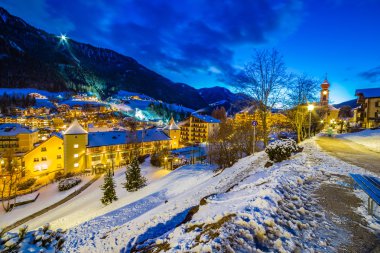 İtalya'da bir Alp Köyü gece manzara