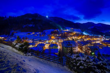 İtalya'da bir Alp Köyü gece manzara