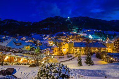 İtalya'da bir Alp Köyü gece manzara