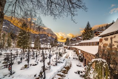 kışın karlı alp mezarlığı