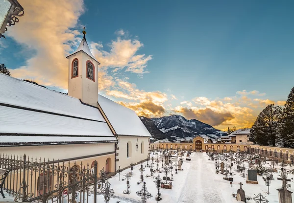 Снежное Альпийское Кладбище Зимой — стоковое фото