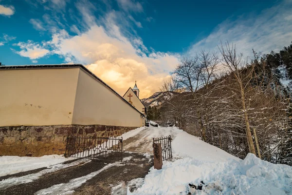 Schneebedeckter Bergfriedhof Winter — Stockfoto