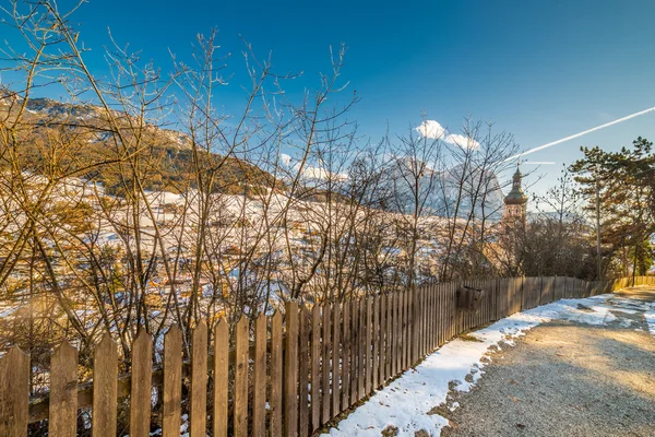 Paysage Montagne Hiver Chemin Terre Dans Forêt Enneigée Avec Vue — Photo