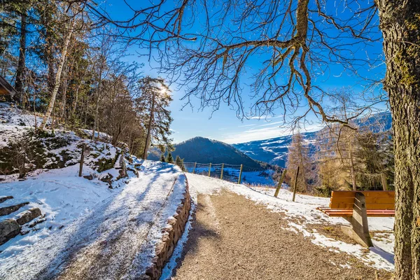 Banc Sur Route Montagne Avec Vue Sur Les Toits Enneigés — Photo