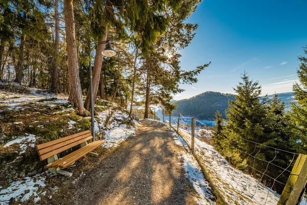 Une Route Montagne Avec Vue Sur Les Toits Enneigés Village — Photo