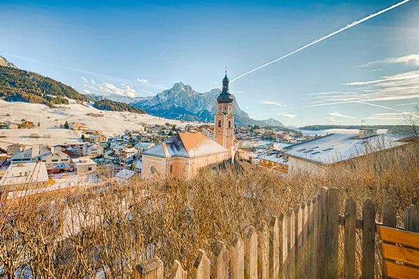 Invierno Paisaje Alpino Italia Pueblo Montaña Picos Nevados — Foto de Stock