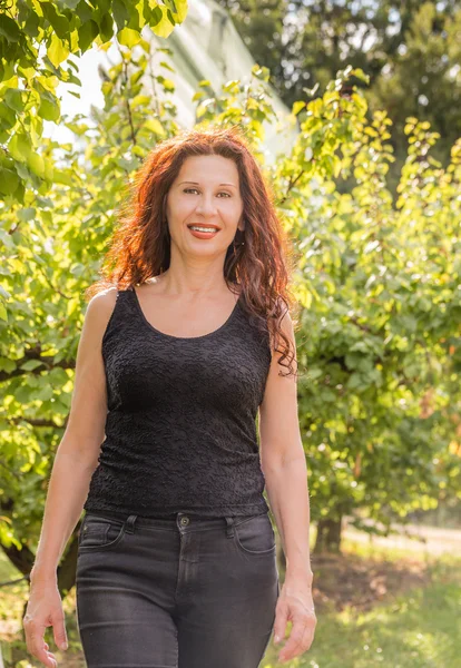 Mujer Menopáusica Vestida Negro Disfrutando Naturaleza Campo Mientras Camina Huerto — Foto de Stock